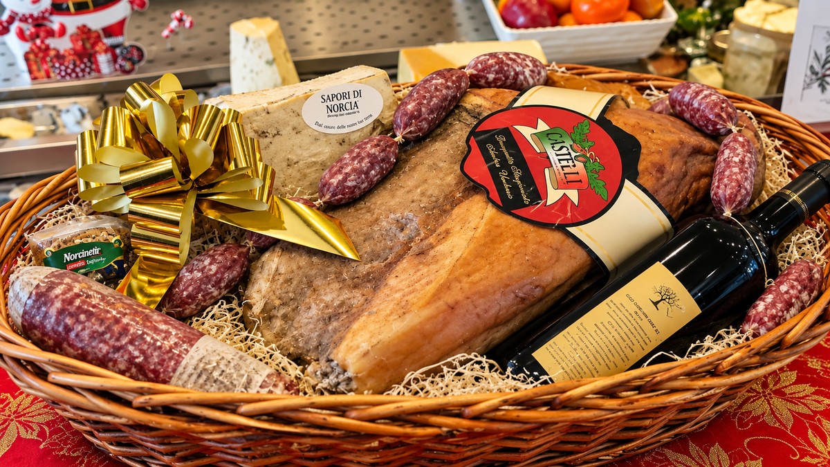Cesto natalizio gastronomico di Sapori di Norcia con salumi, formaggi, vino e prodotti tipici italiani a Casal Palocco, Roma.